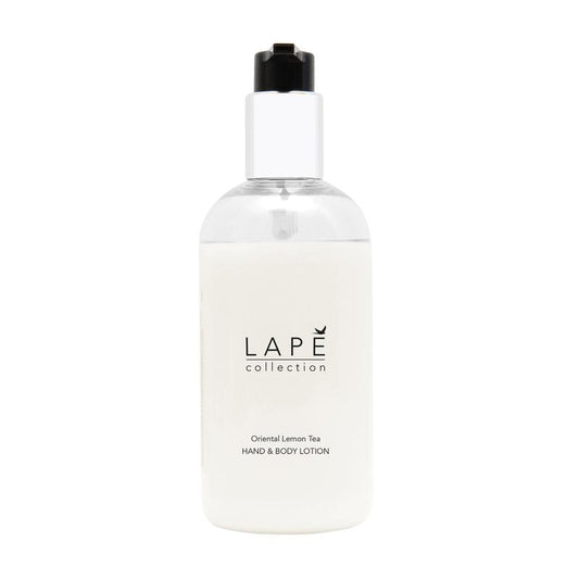 Eine 300-ml-Flasche aus klarem Kunststoff mit schwarzem Pumpspender enthält die LAPĒ Collection Oriental Lemon Tea Hand & Body Lotion von Diversey Deutschland GmbH & Co. OHG, mit einem weißen Etikett und orientalischem Duft für Hände und Körper.