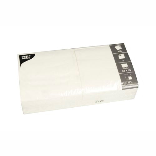 Eine versiegelte Packung mit 250 PAPSTAR 2-lagigen weißen Servietten (33 x 33 cm, 1/8 Falz) der PAPSTAR GmbH mit schwarz-weißem Etikett – perfekt für eine stilvoll gedeckte Tafel.