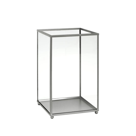 Der Kerzenhalter aus Glas, 220x140 mm von Duni GmbH überzeugt mit silberfarbenem, elegantem Design und transparenten Seiten - ein edles Geschenk für jeden Anlass. Die Packung enthält 1 Stück.