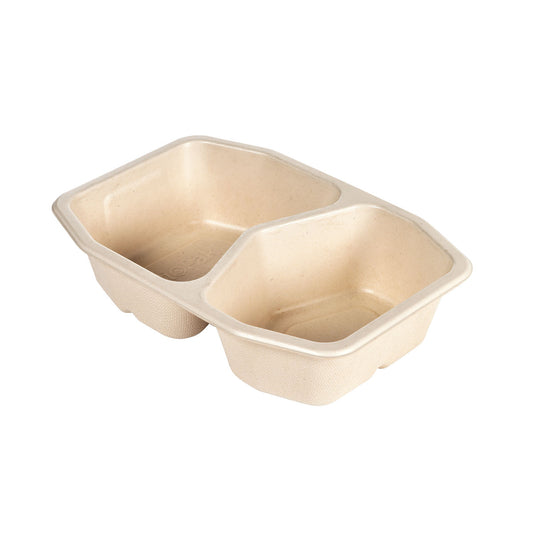 Ein beiges HMR Fibretray/PLA 2-comp, 215x148x50 mm von Duni GmbH aus beschichteter Bagasse. Mit zwei Fächern, abgewinkelten Seiten und abgerundeten Ecken für eine bequeme Speisenausgabe-umweltfreundliche Einwegverpackung (Packung: 320 Stück).