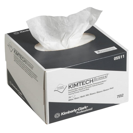 Eine weiße rechteckige Kimtech® Science Präzisionstücher-Box (Kimberly-Clark GmbH) mit einem fusselfreien Tuch, das teilweise herausgezogen ist; ideal für die Reinigung in Labore. Produktangaben und Marke erscheinen auf der kleinen 286-Blatt-Zupfbox.