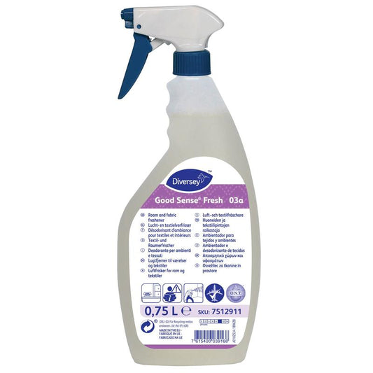 Der 750 ml Good Sense Fresh Textilerfrischer von Diversey Deutschland GmbH & Co. OHG bietet mehrsprachige Infos und einen weiß-blauen Auslöser für wirkungsvolle Geruchsneutralisation und frischer Duft in jedem Raum.