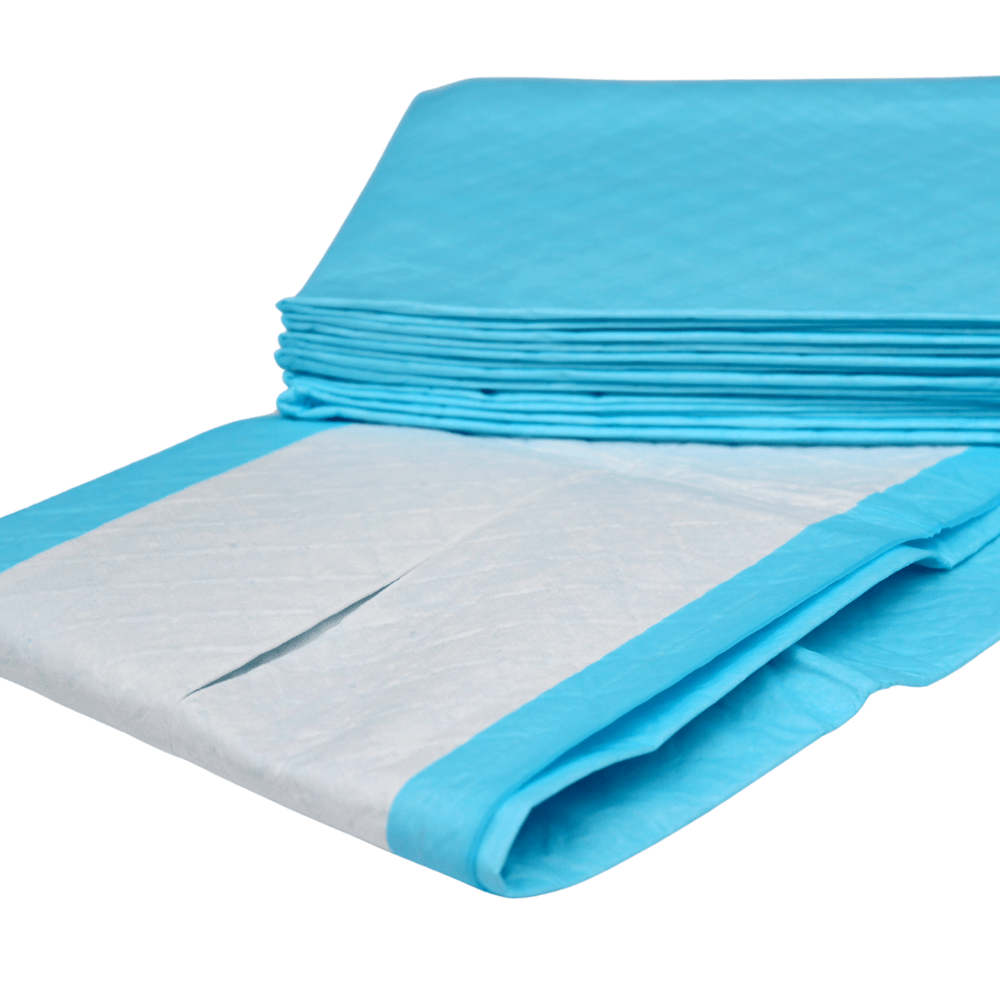 Nell'immagine è raffigurata una pila di teli protettivi per il letto Altruflock® blu, 60 x 90 cm, Supersoft, estremamente assorbenti | Confezione (25 pezzi) di Altruan, monouso. Uno dei teli è parzialmente aperto, in modo da rendere visibile la superficie assorbente bianca con i bordi blu. I teli per l'incontinenza sembrano essere disposti in una pila ordinata, uno sopra l'altro.