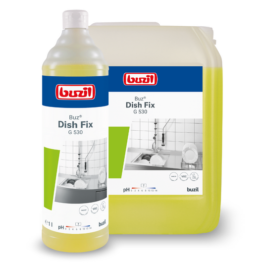 Ausgestellt sind eine Flasche und ein großer Behälter Buzil Buz® Dish Fix G 530 Handgeschirrspülmittel und Neutralreiniger von BUZIL-WERK Wagner GmbH & Co. KG. Auf den Etiketten ist ein mit Geschirr gefülltes Spülbecken abgebildet. Dieser Neutralreiniger ist speziell für Reinigungszwecke konzipiert und bietet eine außergewöhnliche Fettlösekraft, um hartnäckiges Fett effektiv zu entfernen.
