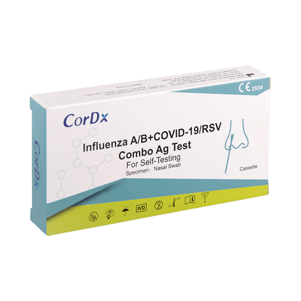 Une boîte rectangulaire portant la mention « CorDx 4 en 1 – Test combiné d'antigènes pour particuliers : virus RSV + COVID-19 + grippe A + B | Boîte (1 test) », conçue pour un autotest par prélèvement nasal. La boîte comporte des symboles indiquant diverses informations et certifications, une illustration de la procédure de prélèvement nasal et met en avant la capacité du test à détecter l’antigène du VRS et le SARS-CoV-2.