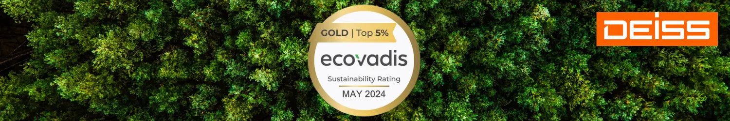 Ein Werbebanner für DEISS mit einem Hintergrund aus dichtem, grünen Baumkronen, der für Nachhaltigkeit steht. In der Mitte befindet sich ein rundes, goldenes Ecovadis-Siegel mit der Aufschrift „GOLD | Top 5% - Sustainability Rating - MAY 2024“, das die Umweltfreundlichkeit des Unternehmens betont. Oben rechts ist das DEISS-Logo in weißer Schrift auf orangem Hintergrund zu sehen.