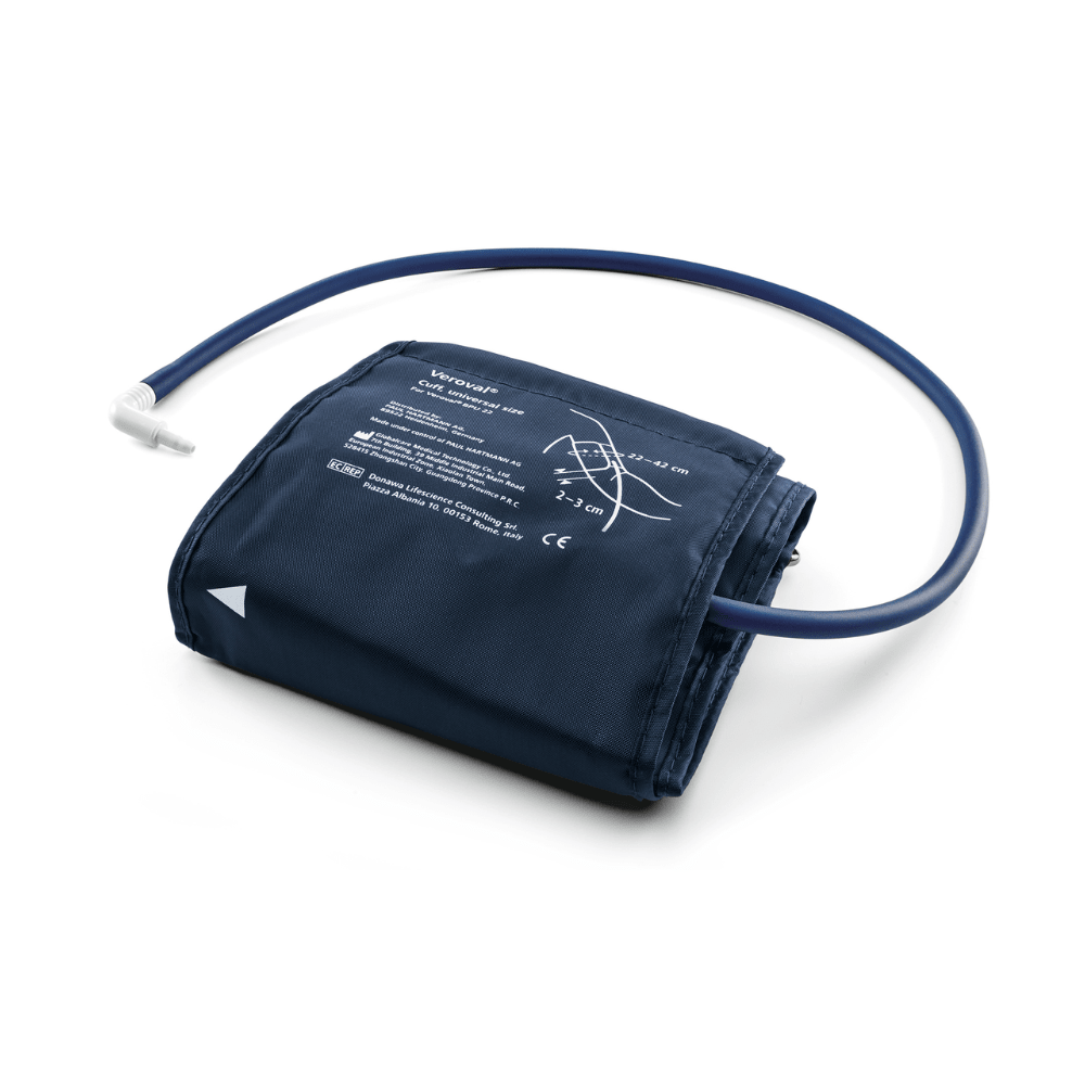 Un tensiomètre de bras Veroval® Compact de Paul Hartmann AG avec une housse en nylon bleu et un tuyau en caoutchouc connecté, disposé sur un fond blanc, avec des instructions imprimées visibles sur la housse.