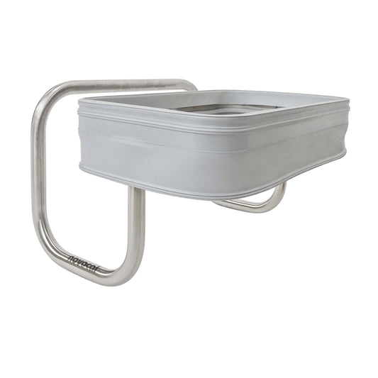 Der Novocal Edelstahl-Wäschesammler "Kompakt" ist ein rechteckiger, hellgrauer Wandwäschesammler mit abgerundeten Kanten auf einer metallischen, platzsparenden Halterung mit der Aufschrift "novocal". Der Rahmen ist mit Edelstahlanschlüssen versehen. Der Hintergrund ist weiß.