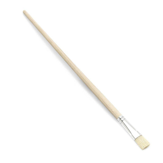 Der Nölle Profi Brush Bohrwasserpinsel von Nölle Profi Brush Bürsten- & Pinseltechnik e.K. Verfügt über einen hellen Holzgriff und eine Metallzwinge auf weißem Hintergrund, mit rechteckigen Borsten, die sich perfekt für präzise Arbeiten wie Präzisionsmalerei oder Detaillierung eignen.