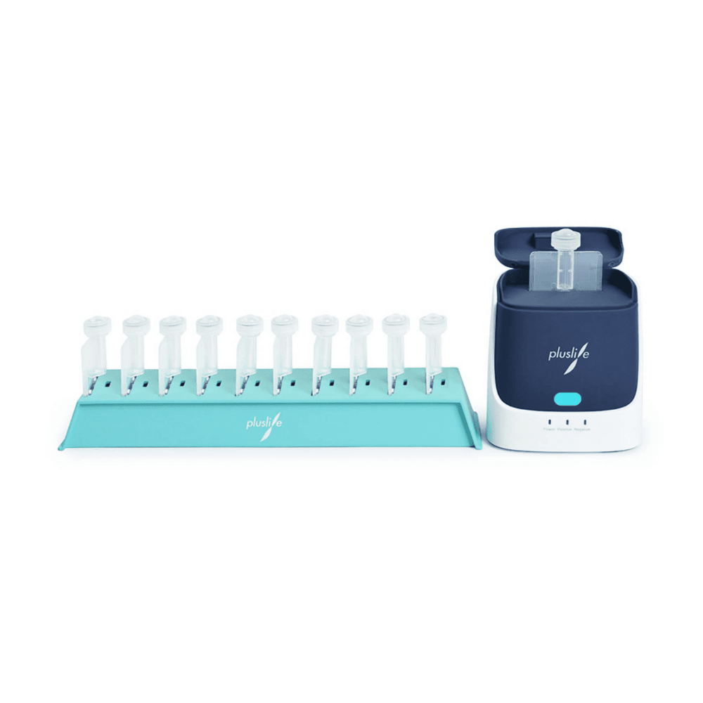 Un sistema compatto e moderno per l’estrazione del latte Pluslife, composto da un’unità di pompaggio elettrica blu e bianca affiancata a una base blu-verde che contiene diversi flaconi di raccolta bianchi destinati ai test point-of-care.