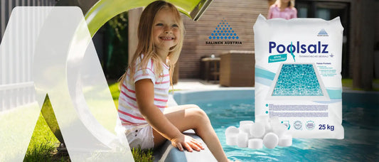 Ein Werbebanner für Salinen Poolsalz. Ein Mädchen planscht am Pool sichtlich erfreut über die Wasserqualität. Sommer am eigenen Pool baden mit dem Poolsalz aus Österreich