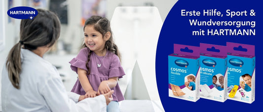 Werbebild für Hartmann-Produkte im Bereich Erste Hilfe, Sport und Wundversorgung. Links sitzt ein kleines Mädchen in einem lilafarbenen Oberteil lächelnd auf einer Untersuchungsliege, während eine medizinische Fachkraft in weißem Kittel ihre Hände hält. Rechts sind drei Packungen Hartmann „Cosmos“ Pflaster in verschiedenen Varianten abgebildet: „flexible“, „soft silicone“ und „kids“. Oben rechts steht der Text „Erste Hilfe, Sport & Wundversorgung mit HARTMANN“.