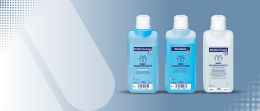 Drei Flaschen Sterillium-Desinfektionsmittel sind auf einem Hintergrund mit blauem Farbverlauf abgebildet. Zwei Flaschen tragen die Aufschrift „Classic Pure“ und einen blauen Verschluss, und eine Flasche trägt die Aufschrift „Virugard“ und einen weißen Verschluss. Alle Flaschen haben ein Fassungsvermögen von 500 ml und enthalten eine blaue Flüssigkeit.