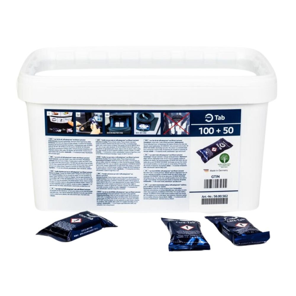 Un bac rectangulaire blanc de la marque Rational AG, portant la mention « 100 + 50 » pastilles, des illustrations illustrant les instructions d'utilisation du lave-vaisselle et muni d'un couvercle, est fourni avec l'appareil. À l'avant se trouvent trois sachets bleus individuels contenant des pastilles RATIONAL Care pour un résultat de lavage optimal.