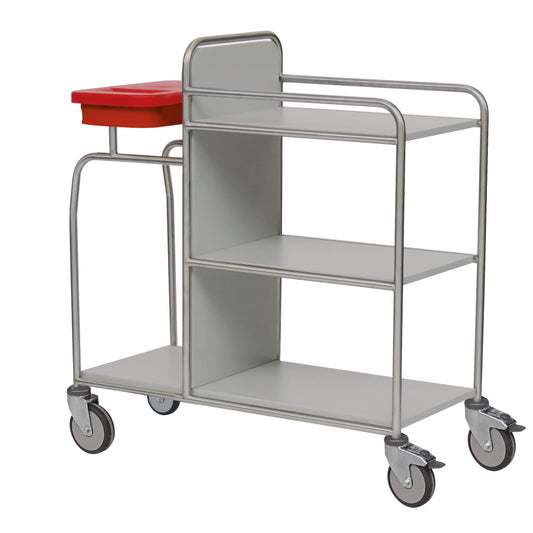 Der langlebige Novocal Stationswagen aus Edelstahl mit drei Ablageflächen, vier Rollen und rotem Kunststoffbehälter links oben ist leer und auf weißem Hintergrund abgebildet. Alle Rohrverbindungen sind rundum verschweißt.