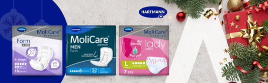 „Werbebanner von HARTMANN mit MoliCare Premium Inkontinenzprodukten für Damen und Herren. Abgebildet sind verschiedene Produktpackungen, dekoriert mit weihnachtlichen Elementen wie Tannenzweigen und Geschenken.“
