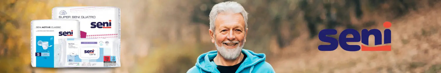 Ein Werbebanner für Seni zeigt links verschiedene Seni-Produkte, darunter Inkontinenzprodukte und Pflegetücher. Rechts im Bild steht ein älterer Mann mit weißem Haar und Bart, der in einem blauen Hoodie lächelnd in einer herbstlichen Umgebung spazieren geht. Oben rechts ist das Seni-Logo in blauer und roter Schrift zu sehen.