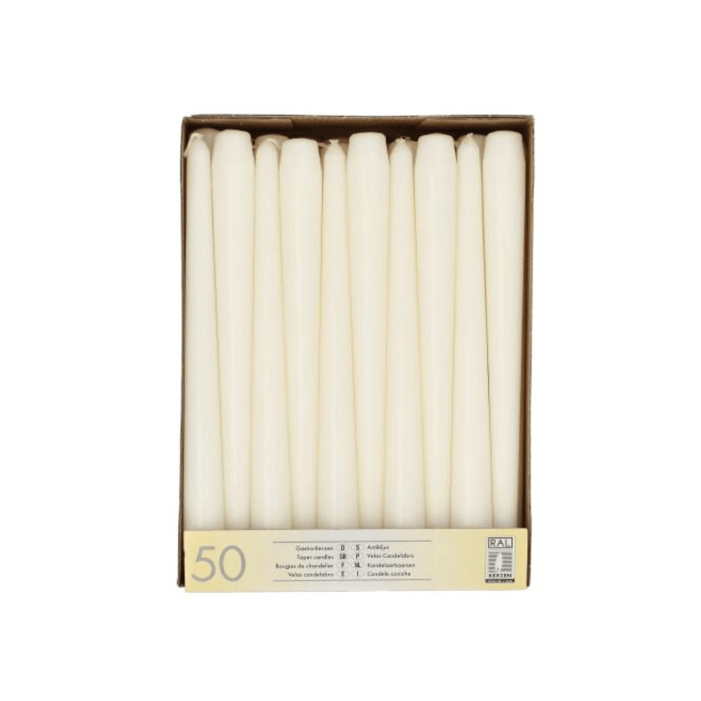 Una confezione contenente 50 candele a bastoncino bianche della Starpak, disposte ordinatamente in file. La confezione aperta presenta sul fondo un’etichetta che indica la quantità e i dettagli in diverse lingue e che reca con orgoglio il marchio di qualità RAL a garanzia della qualità. Queste candele, note come «Candele da candelabro Starpak bianche Ø 2,2 cm · 25 cm», sono confezionate in un pratico vassoio di cartone.