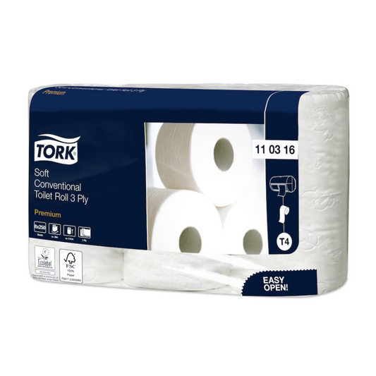 Ein Karton mit neun Packungen Tork 110316 extra weiches Toilettenpapier Premium T2, 3-lagig, von TORK – Essity Professional Hygiene Germany GmbH. Die überwiegend dunkelblaue Verpackung ist mit einem „Easy Open“-Etikett versehen, auf dem neben Produktinformationen und Barcodes die Logos des FSC und des EU-Umweltzeichens zu sehen sind, was die Qualität des extra weichen Toilettenpapiers hervorhebt.