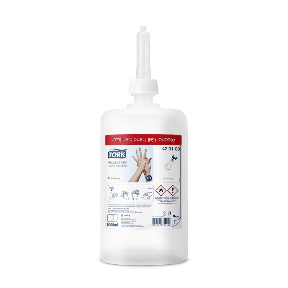Ce flacon en plastique Tork 420103 contenant du gel désinfectant pour les mains Premium est équipé d'un distributeur à pompe et met clairement en avant sa qualité haut de gamme. L'étiquette du flacon de 1 000 ml comporte des consignes d'utilisation, des symboles de sécurité et un schéma des mains soulignant l'efficacité du produit grâce à sa teneur en alcool à 80 %. Ce produit est proposé par TORK – Essity Professional Hygiene Germany GmbH et est disponible en carton de six flacons.