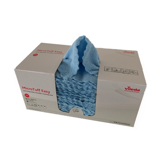 Eine Schachtel mit Vileda Professional Micro Tuff Easy Mikrofasertüchern in Blau wird ausgestellt. Die Schachtel ist teilweise geöffnet und gibt den Blick auf mehrere gefaltete Tücher frei. Die Verpackung enthält Produktinformationen und Symbole der Vileda GmbH.