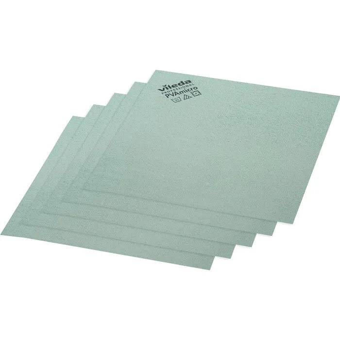 Cinque panni per la pulizia di colore verde della linea Vileda Professional PVAmicro sono impilati, e sul panno in cima è visibile la scritta «Vileda PVAmicro». Questi panni quadrati prodotti dalla Vileda GmbH sono realizzati in microfibra e presentano un tessuto in microfibra.
