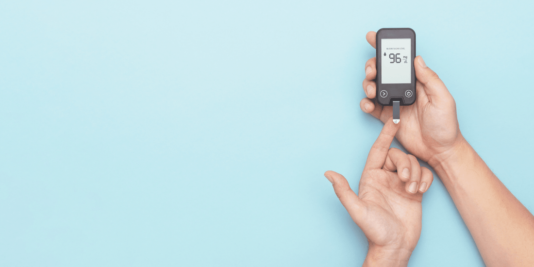 Blutzuckermessung an Zeigefinger mithilfe von Blutdruckmessgerät