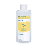 Un flacon de 500 ml de DESCOLIND COMFORT LIGHT CREAM de la marque Dr. Schumacher GmbH, destiné aux peaux sensibles, muni d'une étiquette jaune et blanche et du symbole bleu de la crème pour les mains.