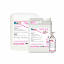 Drei Arcora WALES HAUTREINIGUNGS- UND DUSCHLOTION-Behälter der Arcora International GmbH - Pumpflasche, Kanne und Kanister mit weißer und rosafarbener Aufschrift - milde Duschlotion für alle Hauttypen.