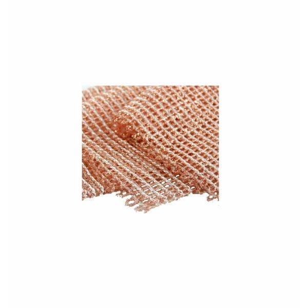 Eine Nahaufnahme des Arcora Kupfertuchs Lose | 1 Stück von Arcora International GmbH zeigt das gitterartige Muster, die metallische Textur, die glänzende Oberfläche und die leicht ausgefransten Kanten.