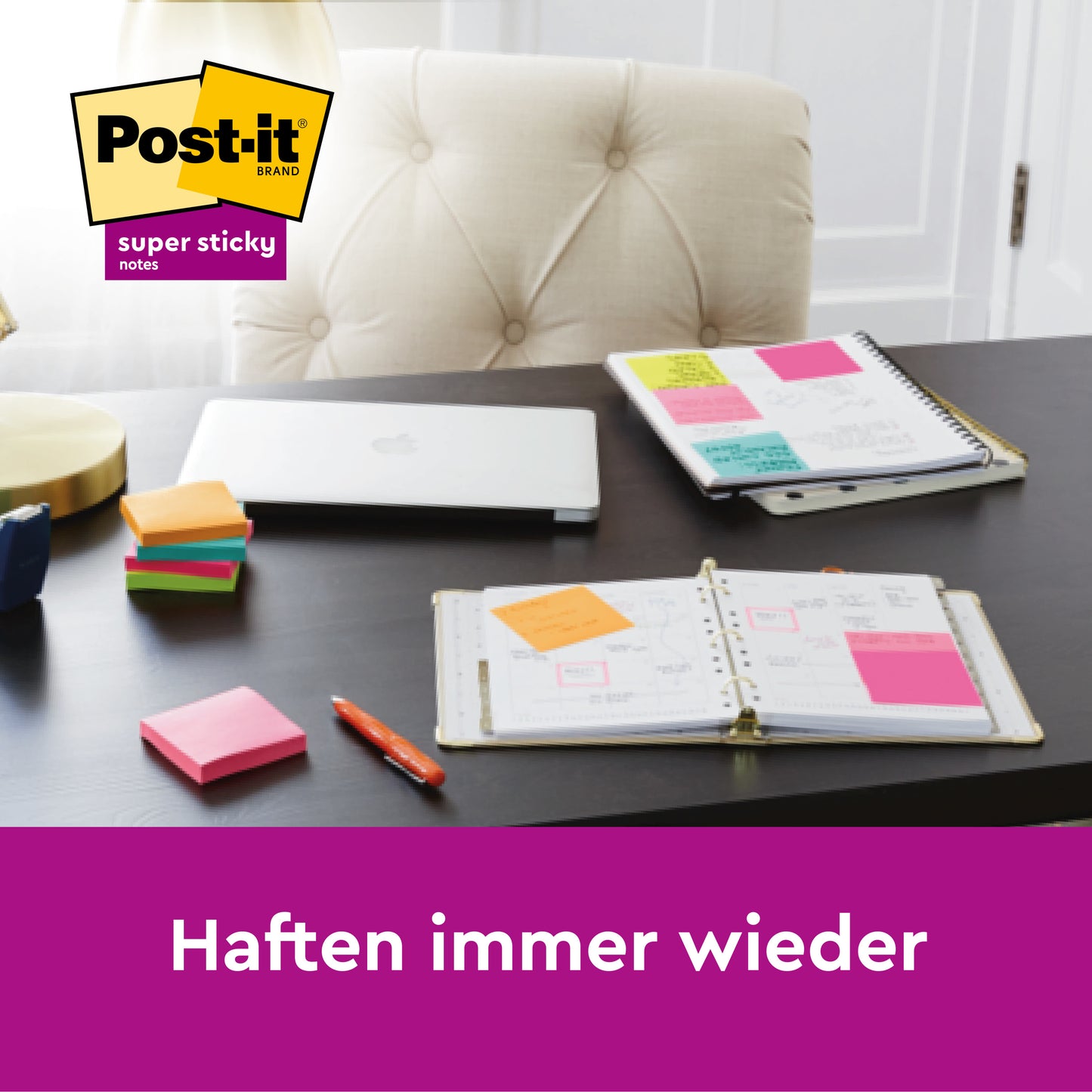 Ein Schreibtisch mit Laptop, Stift, Lampe, Notizbüchern und bunten Post-it® Super Sticky Notes im Großformat (101 mm x 101 mm, 70 Blatt/Block, 100% PEFC) von 3M Deutschland GmbH. Deutscher Text "Haften immer wieder." Logo in der linken oberen Ecke.