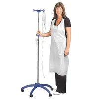 Eine Frau in schwarzer Kleidung lächelt, während sie eine Infusionsstange hält. Sie trägt die Altruan Clinhand Damen-Einmalschürzen, 120cm (50 Stück). Die weiße Einwegschürze hebt sich von dem schlichten Hintergrund ab.