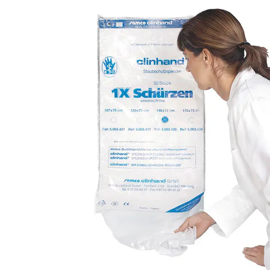 Eine Frau in einem weißen Kittel zieht eine Clinhand Damen-Einmalschürze, 120 cm, aus einer Altruan-Packung mit der Aufschrift "50 Stück"-Einwegschürzen mit Produktinformationen in Blau und Schwarz auf der Vorderseite.