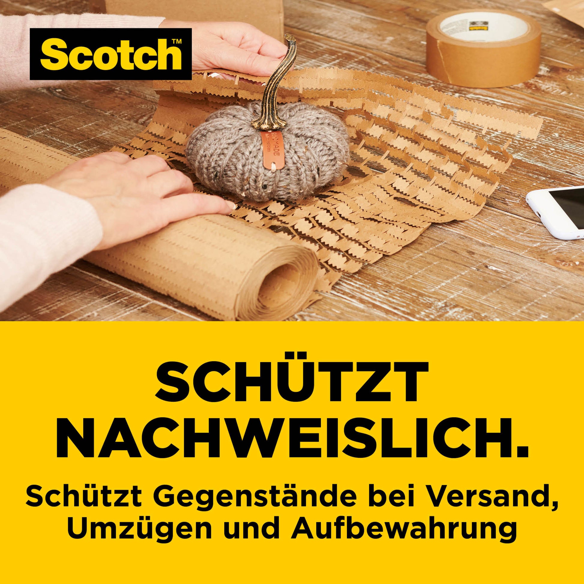 Auf einem Holztisch wickelt jemand einen kleinen Kürbis in Scotch™ Cushion Lock™ Schutzverpackung (30,4 cm x 9,14 m, 1 Rolle/Packung) von 3M Deutschland GmbH. Unten: "Schützt nachweislich bei Versand, Umzügen und Aufbewahrung.