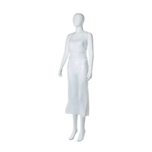 Eine weiße Schaufensterpuppe trägt eine lange, ärmellose, bis unter die Knie reichende MED-COMFORT PE Einwegschürze (100 x 140 cm, weiß) der AMPri Handelsgesellschaft mbH vor einem schlichten weißen Hintergrund. Karton enthält 70 Stück.