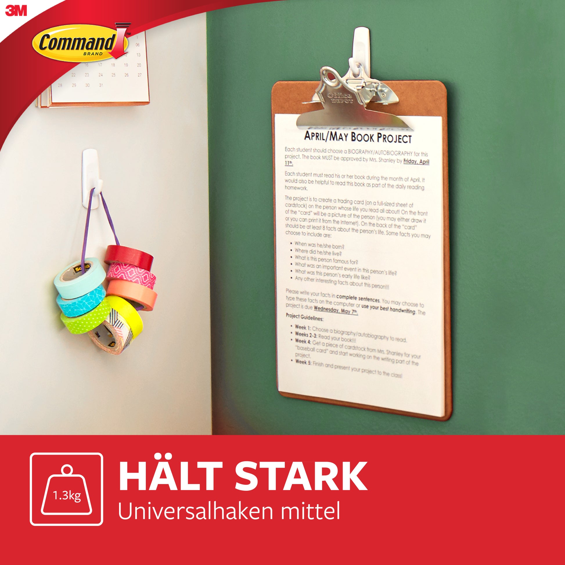 Ein Klemmbrett mit einem gedruckten Dokument und Rollen mit dekorativem Klebeband hängen an einer grünen Wand unter Verwendung von 3M Deutschland GmbH Mittelgroße Command™ Mehrzweckhaken M im Vorteilspack, 17001-2. Deutscher Text und Branding sind auf dem Bild zu sehen.