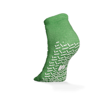 Les chaussettes jetables antidérapantes ECO-PLUS, dotées d'un revêtement double face, proposées par AMPri Handelsgesellschaft mbH, sont des chaussettes vertes montant jusqu'à la cheville, dotées de bandes antidérapantes blanches, représentées sur un pied en relief sur fond blanc – idéales pour les environnements médicaux.