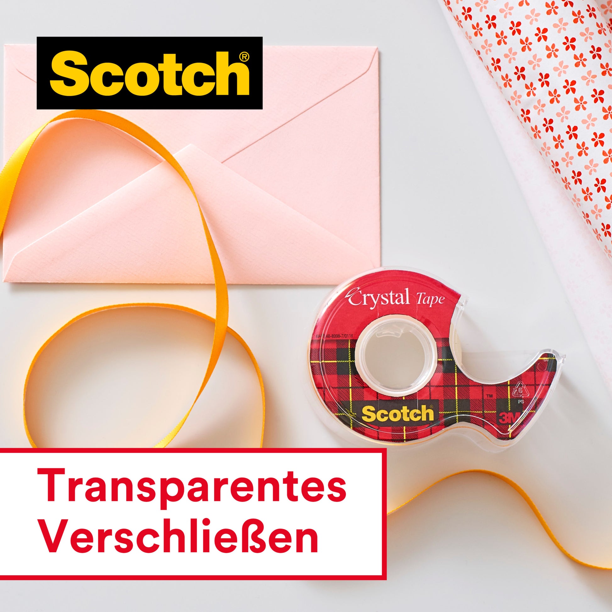 Eine Rolle Scotch® Crystal Klebeband 6-1915R3/2 (2 Rollen + 1 GRATIS-Rolle, 19 mm x 15 m) von 3M Deutschland GmbH ist mit einem gelben Band, einem rosa Umschlag und Geschenkpapier arrangiert. "Transparentes Verschließen" und das Scotch-Logo sind sichtbar.