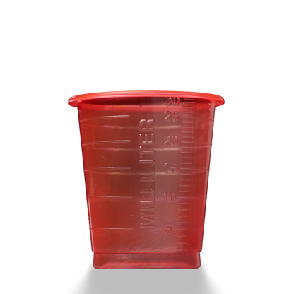 Abgebildet ist ein MED COMFORT ECO Einmal Medizinbecher 30 ml graduiert der AMPri Handelsgesellschaft mbH aus rotem Kunststoff mit 5-30 ml Milliliter-Markierungen auf einfarbig weißem Hintergrund.