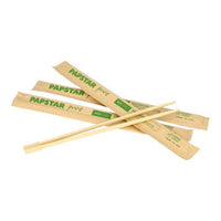 Trois couples PAPSTAR Baguettes « pure » de 23 cm, emballées individuellement dans des pochettes en papier à imprimé vert, comme celles du paquet de 50 de PAPSTAR GmbH, sont représentés sur fond blanc.