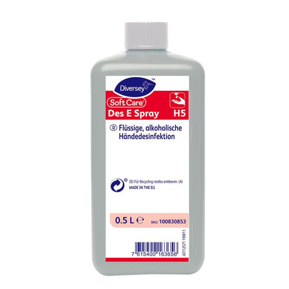 Une bouteille de 0,5 litre de Soft Care Des E Spray H5 désinfectant pour les mains de Diversey Deutschland GmbH & Co. OHG, en format spray pratique, étiquetée en allemand avec un corps gris, un bouchon blanc et des informations sur le produit/recyclage sur le devant.