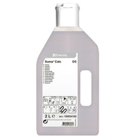 Una bottiglia in plastica da 2 litri di Suma Calc D5 della Diversey Deutschland GmbH & Co. OHG, con tappo bianco e manico. L’etichetta sulla parte anteriore riporta informazioni, istruzioni, simboli e il codice SKU 100834192. Ideale per i depositi di calcare ostinati in ambito professionale.