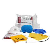 Gezeigt wird das Diversey Spill Kit Refill (2 Stück) von Diversey Deutschland GmbH & Co. OHG, mit Gesichtsmaske, blauem Haarschutz, Handschuhen, gelben Beuteln für biologische Gefahrenstoffe, absorbierenden Pads, Kabelbinder und Reinigungslösung auf weißem Hintergrund.