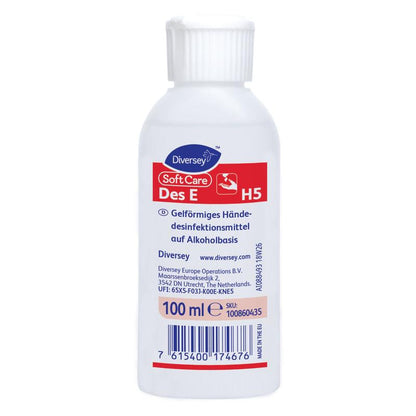 Une bouteille blanche de 500 ml de Soft Care Des E, désinfectant pour les mains en gel répertorié par le VAH de Diversey Deutschland GmbH & Co. OHG, avec une étiquette allemande rouge et blanche et un code-barres bleu au fond.