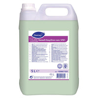 Un bidon en plastique de 5 litres contenant l'adoucissant Clax Deosoft Easy2Iron Conc 57B1 de Diversey Deutschland GmbH & Co. OHG, doté de propriétés facilitant le repassage, muni d'un couvercle blanc, contenant un liquide vert clair et comportant une étiquette indiquant les détails, le mode d'emploi et un code-barres.