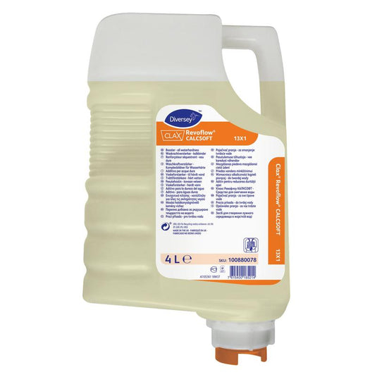 Una cartuccia da 4 l di Clax Revoflow Calcsoft 13X1, additivo per la riduzione della durezza dell’acqua prodotto da Diversey Deutschland GmbH & Co. OHG, presenta un’etichetta arancione, un tappo bianco e parti trasparenti contenenti un liquido giallo chiaro; sulla parte anteriore sono riportate le informazioni sul prodotto.
