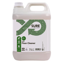 Der 5-Liter-Kunststoffbehälter von SURE Floor Cleaner, Fußbodenreiniger von Diversey Deutschland GmbH & Co. OHG hat einen weißen Korpus mit grünem Design und Etikettendetails. Dieser biologisch abbaubare Reiniger ist ideal für die umweltbewusste Bodenreinigung.