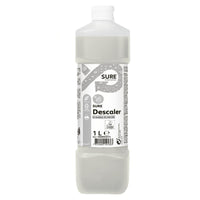 Une bouteille en plastique d'un litre de SURE Descaler, détartrant de Diversey Deutschland GmbH & Co. OHG, est dotée d'un bouchon blanc et d'une étiquette principalement blanche rehaussée de touches de gris, comportant des informations sur le produit et des symboles écologiques – idéale pour répondre aux besoins des professionnels du nettoyage.