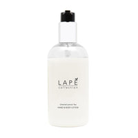 Un flacone trasparente da 300 ml con dosatore, recante la scritta "LAP? Collection Oriental Lemon Tea Hand & Body Lotion" della Diversey Deutschland GmbH & Co. OHG, contiene una lozione bianca dal profumo orientale, ideale per la cura quotidiana delle mani e del corpo.
