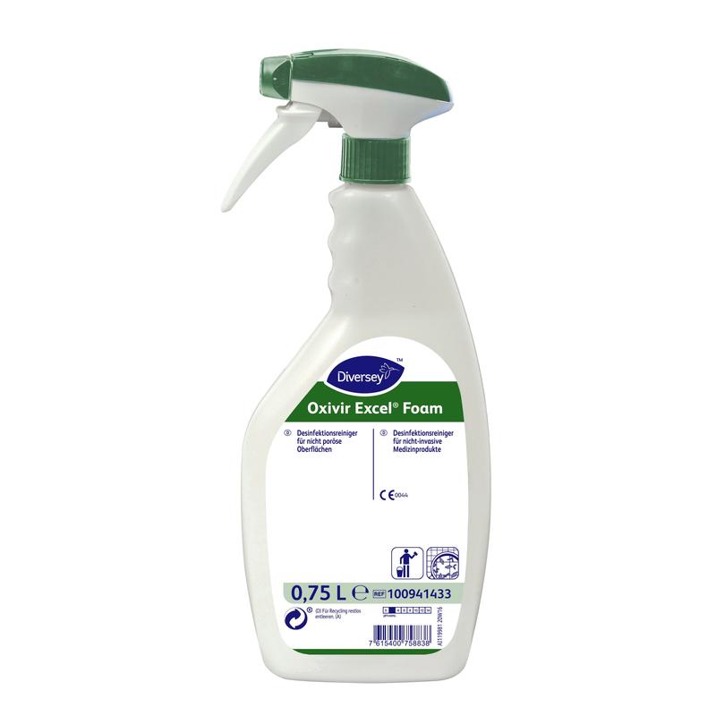Un nettoyant désinfectant moussant Oxivir Excel™ de 750 ml avec AHP, prêt à l'emploi, de Diversey Deutschland GmbH & Co. OHG, est présenté avec un pulvérisateur à mousse et une tête de pulvérisation vert-blanc sur fond blanc.